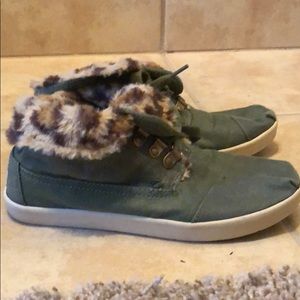 TOMS green booties with leopard print fur